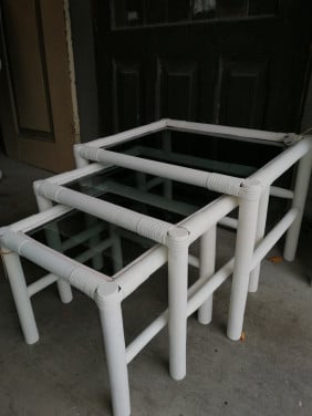 3 rotan bijzettafeltjes