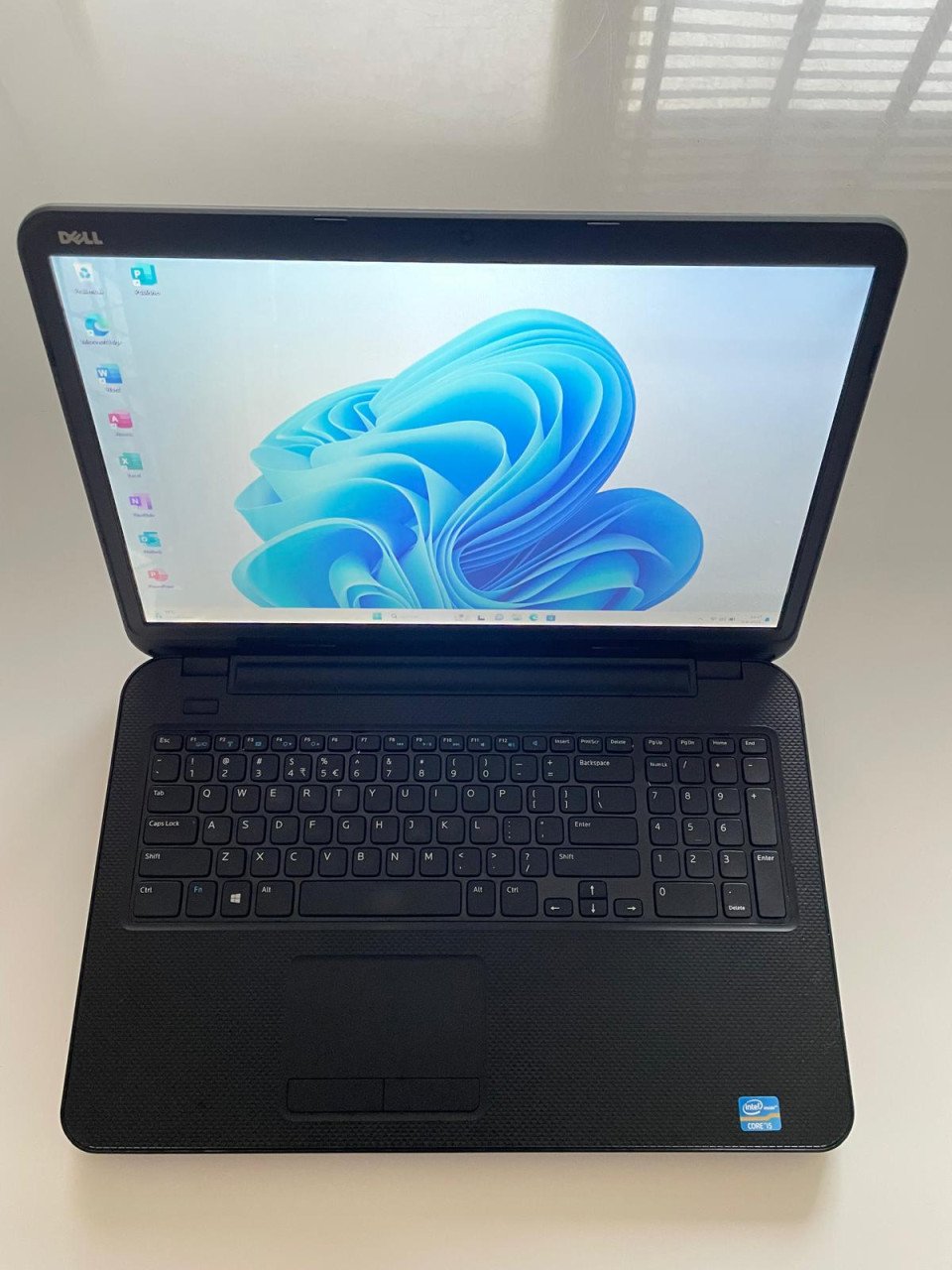 Dell17 inch laptop | Windows 11 SSD i5 8GB RAM Office pakket & Muis