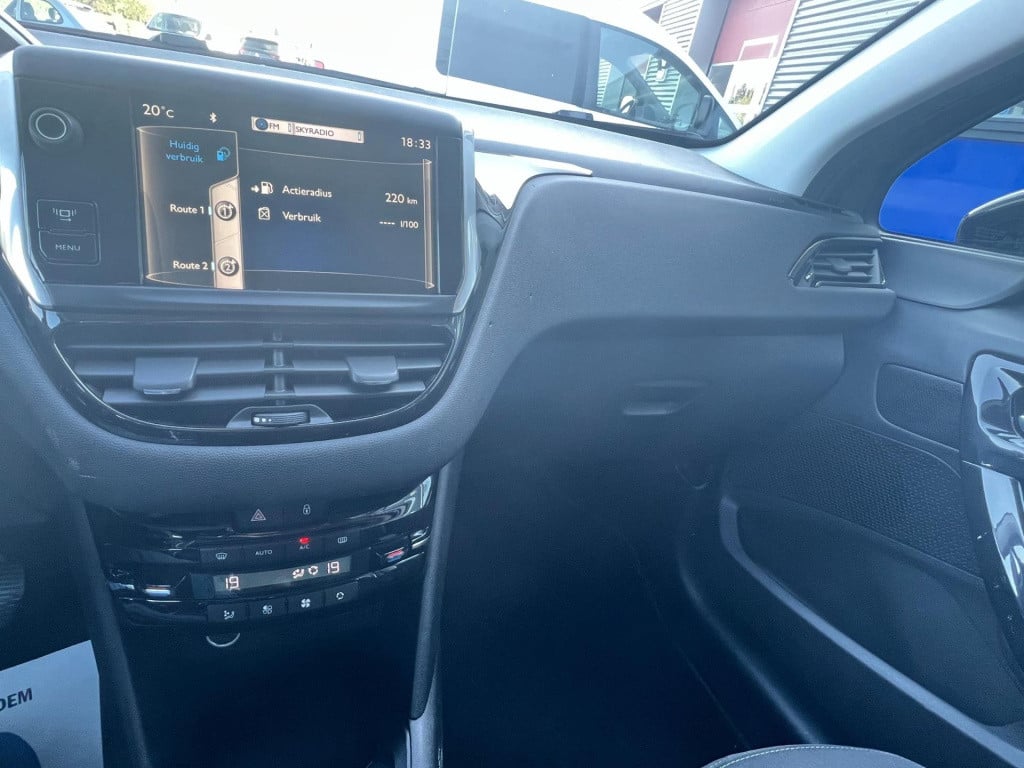 Peugeot 208 1.2 vti envy, navi, trekhaak enz...