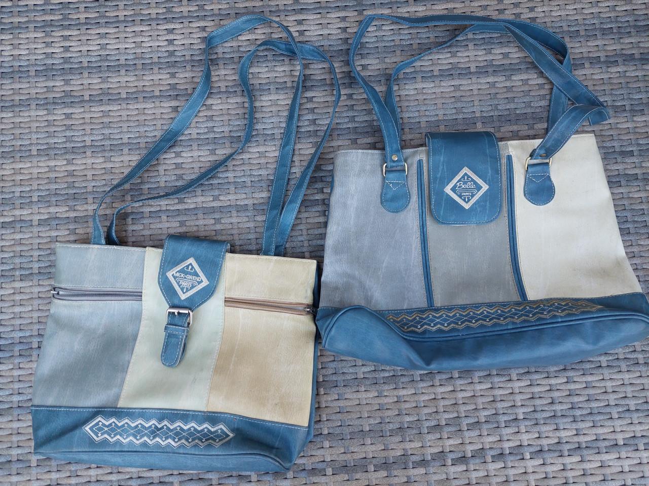 2 dames schoudertassen blauw/crème