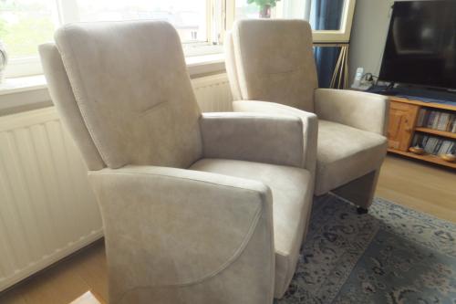2 beige woonkamer stoeltjes met wieltjes