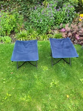 2x voetenbankjes van HN.