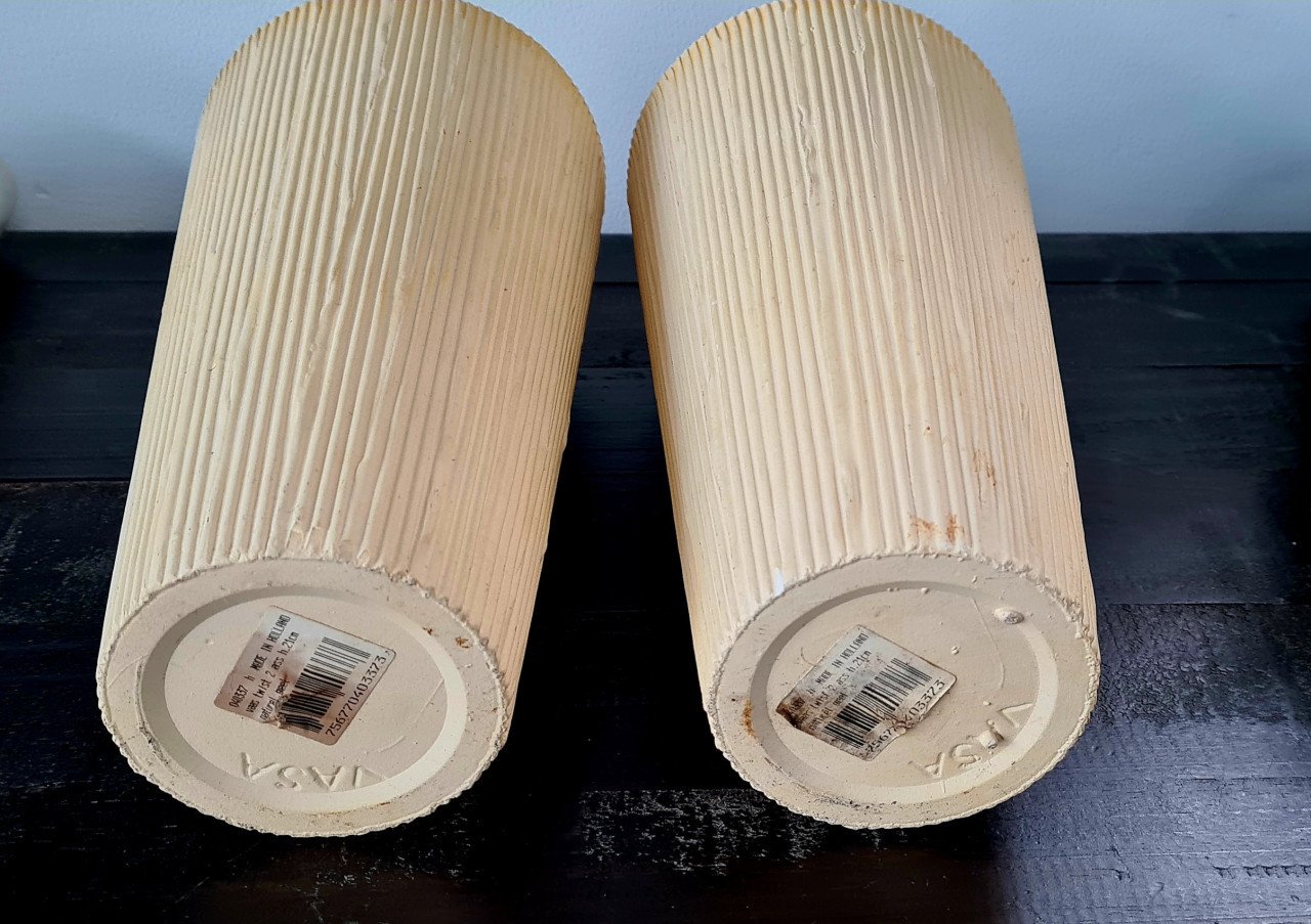 2 beige aardewerk bloempotten/vazen 22 cm hoog