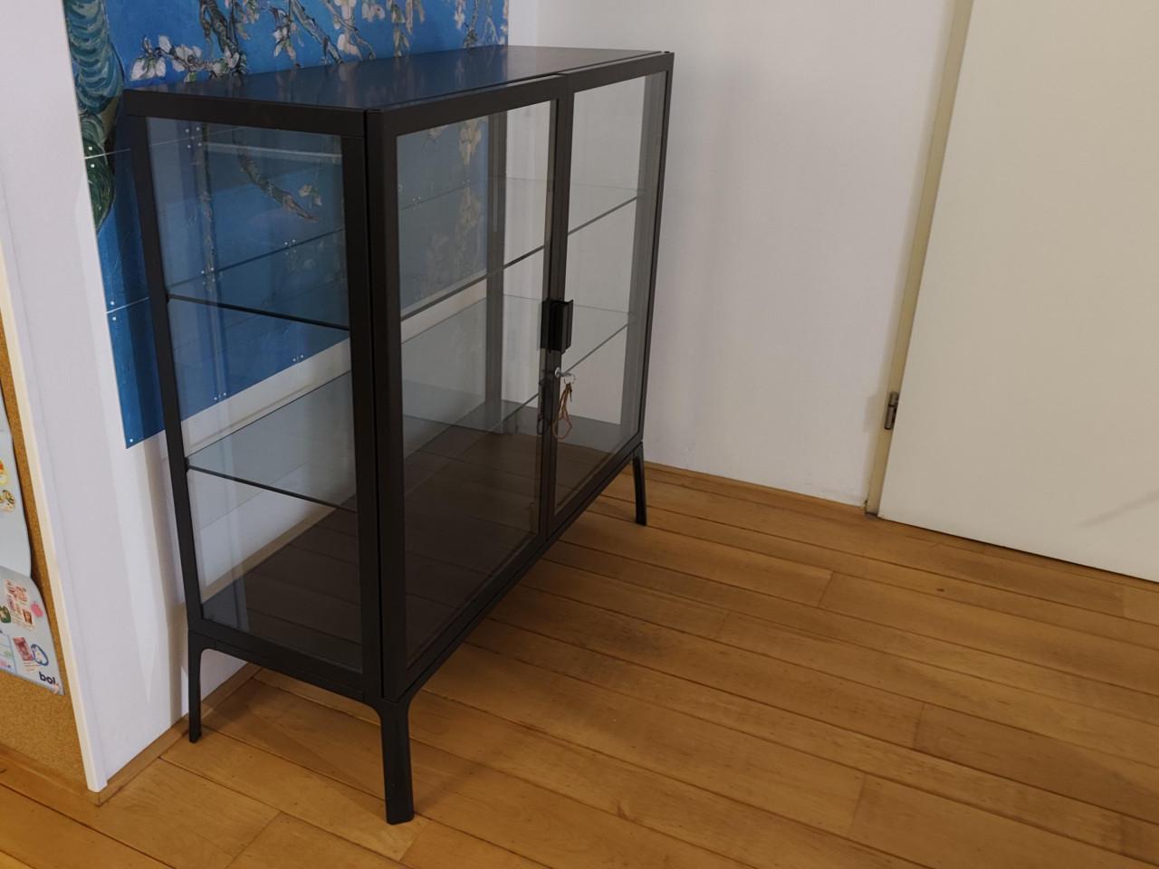 Zgan. Ikea Milsbo vitrinekast, zwart 101x100cm