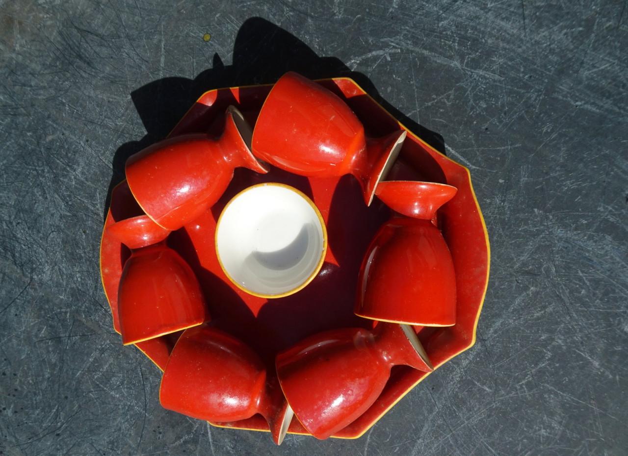 Vintage set rode eierdopjes op plateau