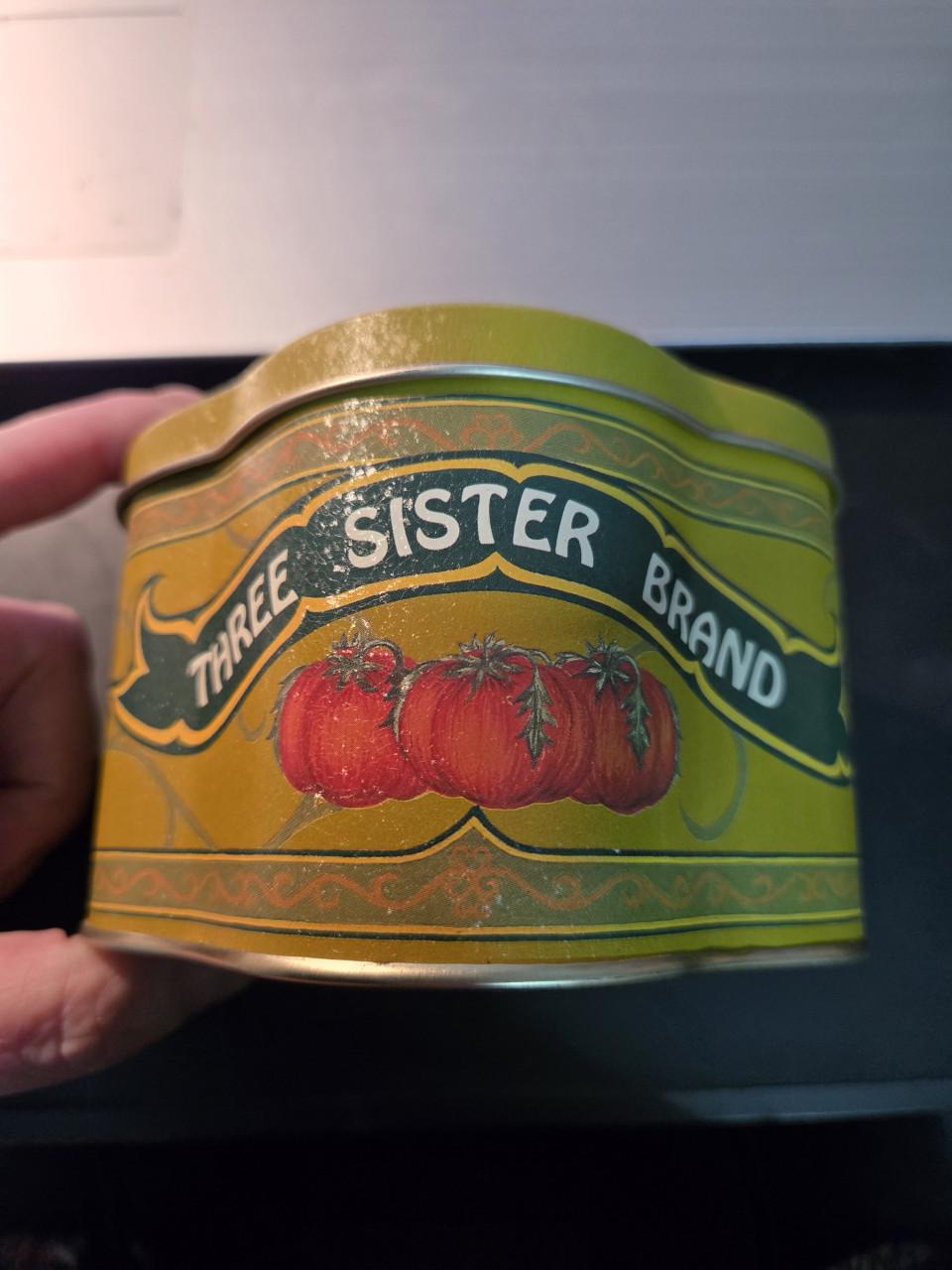 Vintage tinnen blikje met een 'Three Sisters Brand' tomatenlabel uit 1920