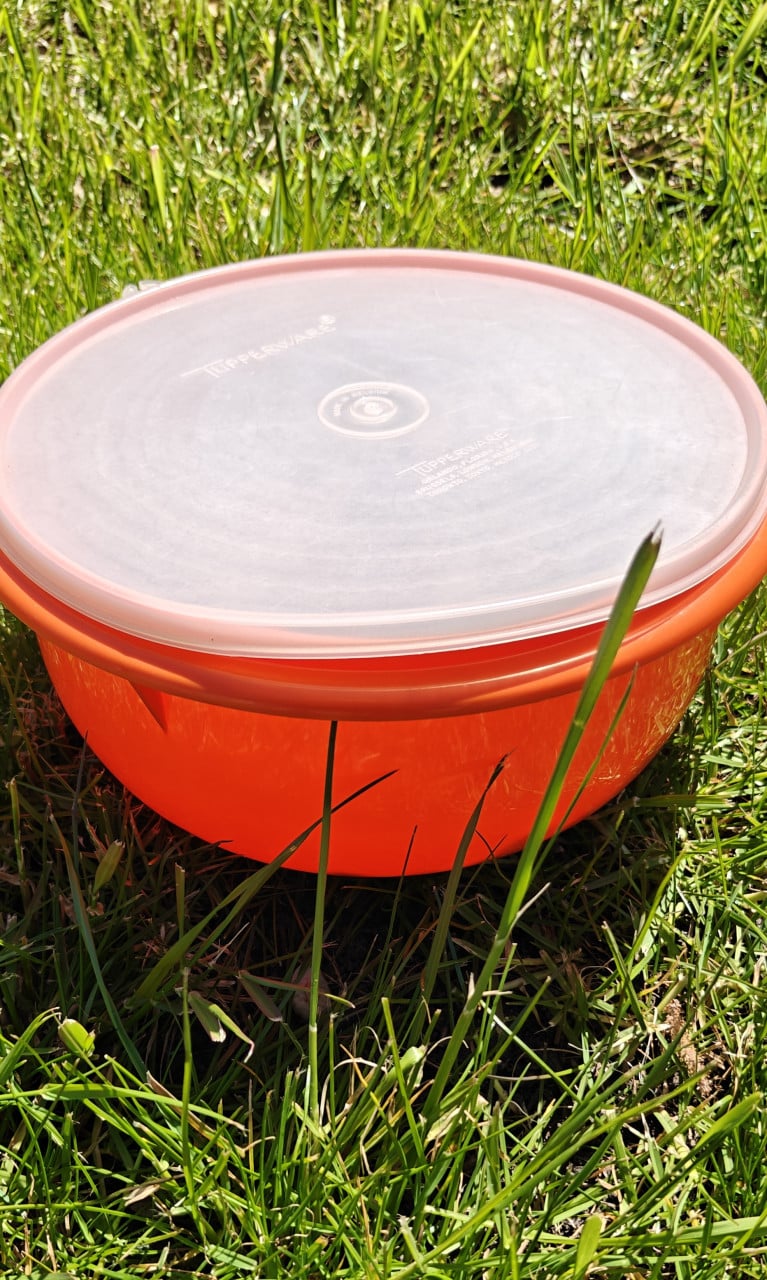 Een bak vol met knikkers.