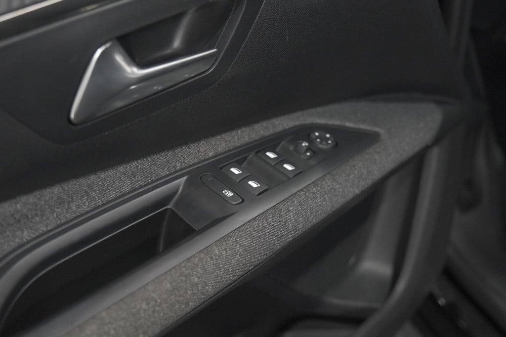 Peugeot 5008 puretech 130 eat8 active pack | 7 zitplaatsen | camera | navig