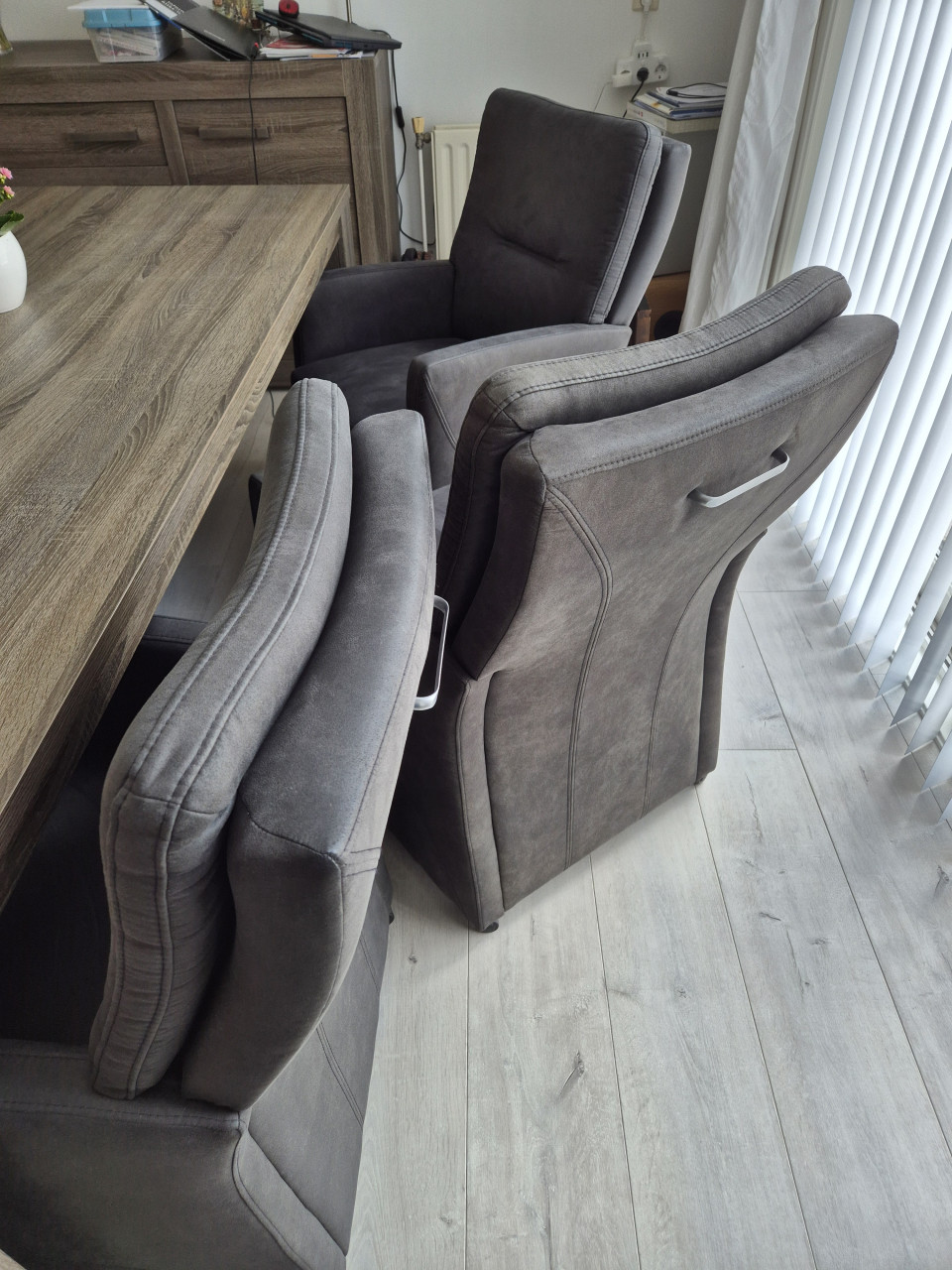 Grote eettafel met stoelen