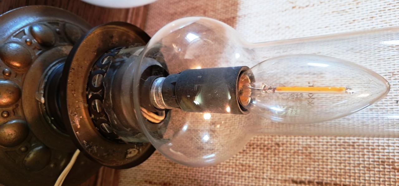Stijlvolle goudkleurige antieke olielamp – nu elektrisch