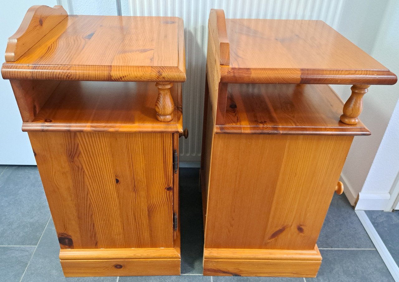 2 oude, originele massief grenen nachtkastjes