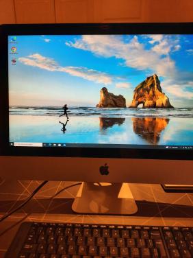 Apple i mac { 22.5 inch- }