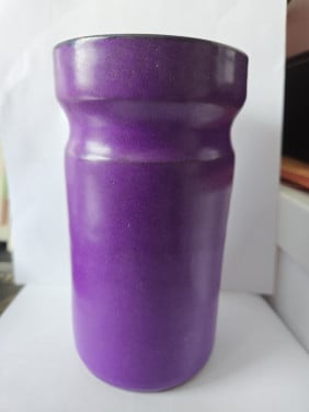 Vintage vaas in de kleur paars. .  Afmetingen: H 16.5cm x Dia 8.5cm