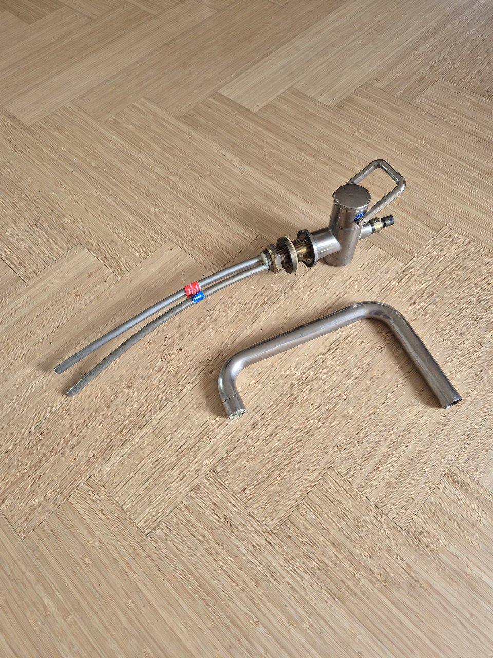 Twee keukenkranen, Bulthaupt en Grohe met uittrekbare douche