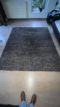 Zwart met wit wollen vloerkleed