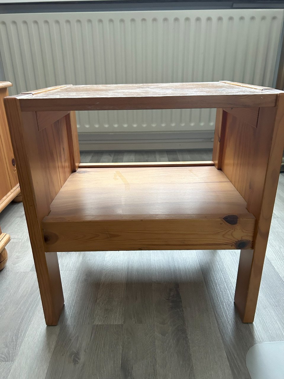 2 Grenen nachtkastjes en bijzet tafel