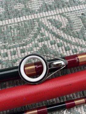 Te koop twee wat oudere zeehengels lang 390 cm in goede staat