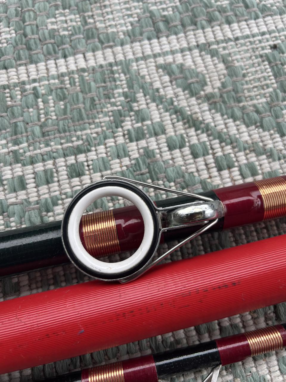 Te koop twee wat oudere zeehengels lang 390 cm in goede staat