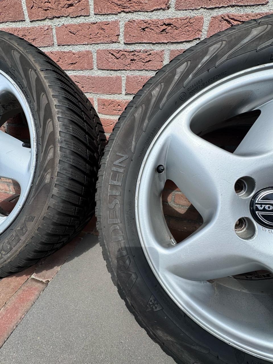Volvo 16 inch winterbanden met velgen 4 stuks