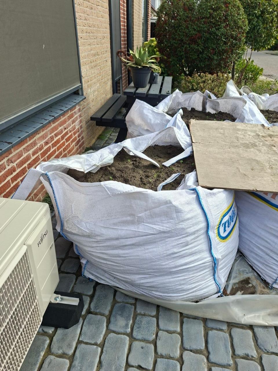 Gratis 6 big bag's met grond kom scheppen wat je nodig heb