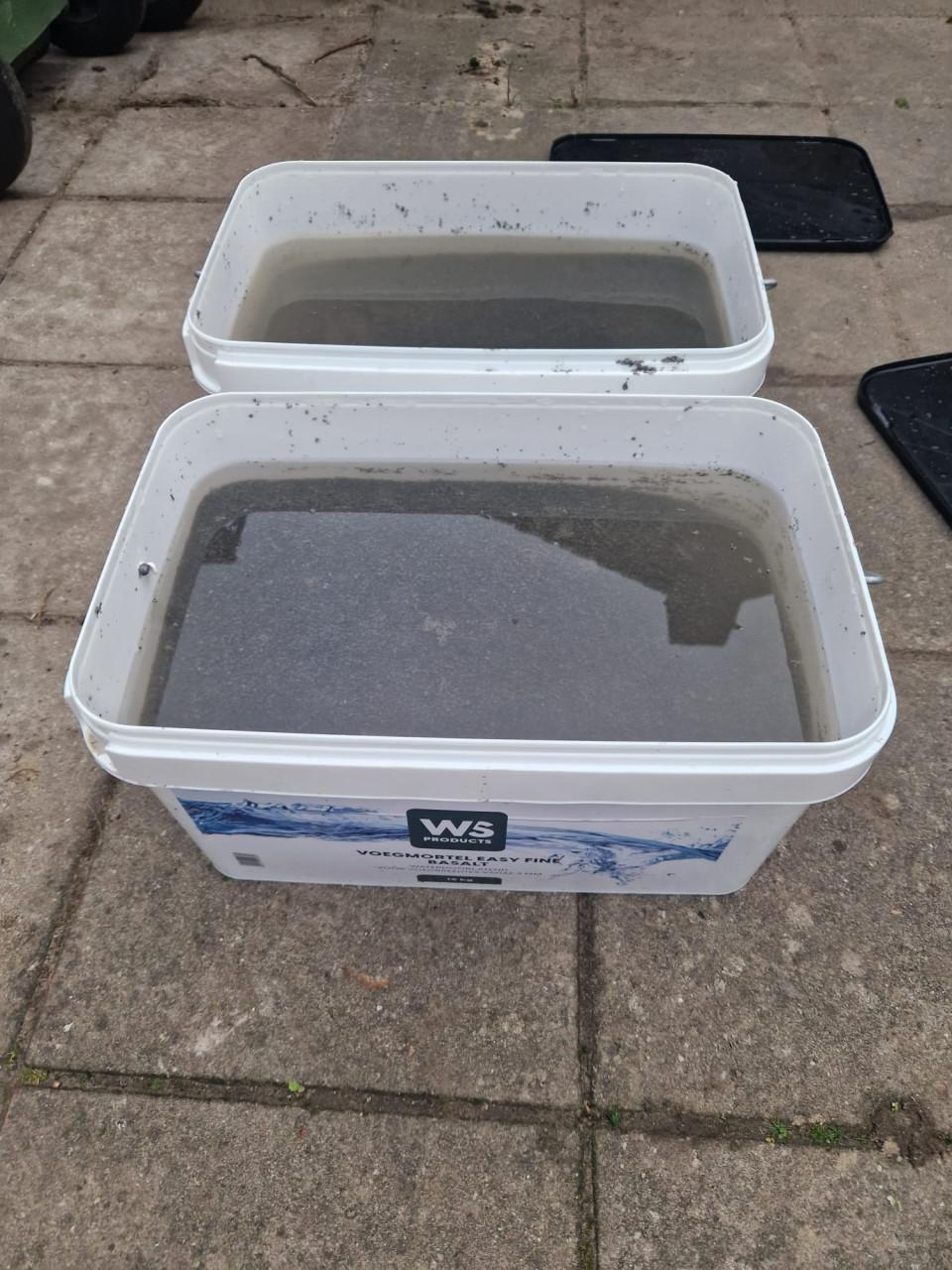 Keramische tuintegels betonnen onderlaag + voegmortel