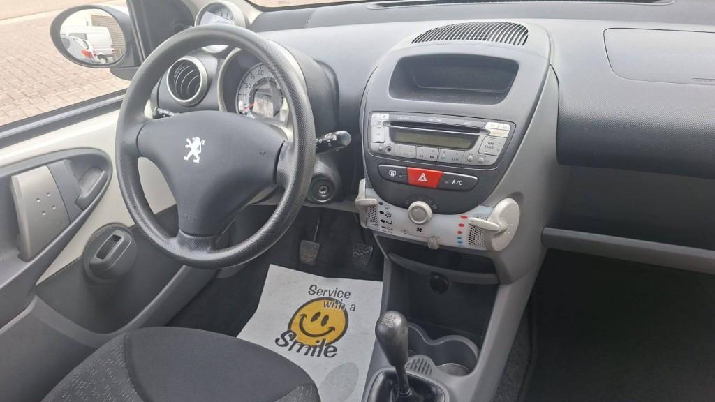 Peugeot 107 1.0 12v XS 5deurs bj:2011 airco apk 2027 i.z.g.st