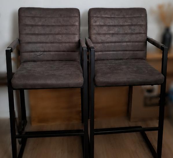 Te koop bartafel met 2 stoelen