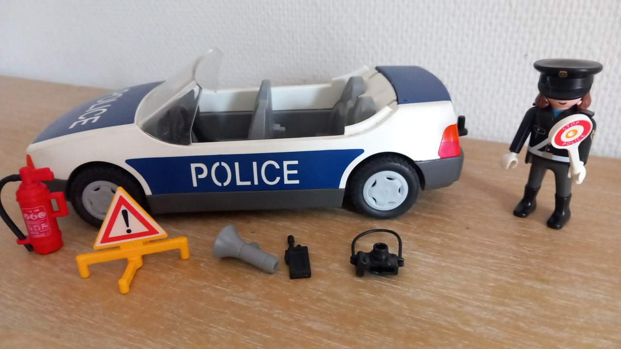 Playmobil politieauto met agent en politiespullen set 3904