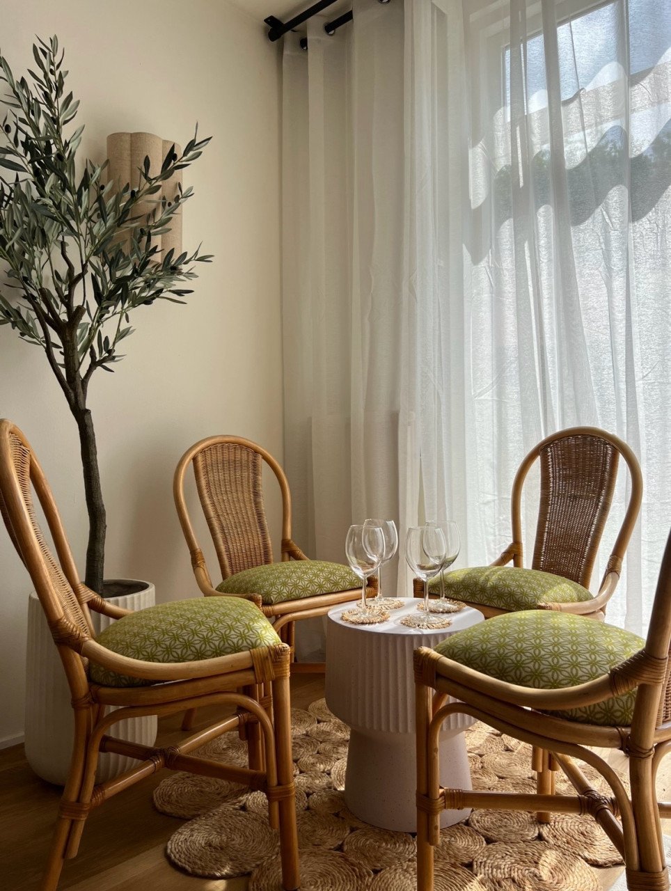 4x rotan/bamboe stoelen met retro bloemenprint