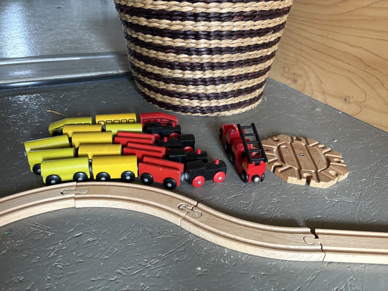 2 electrische Brio locomotieven en veel ikea rails