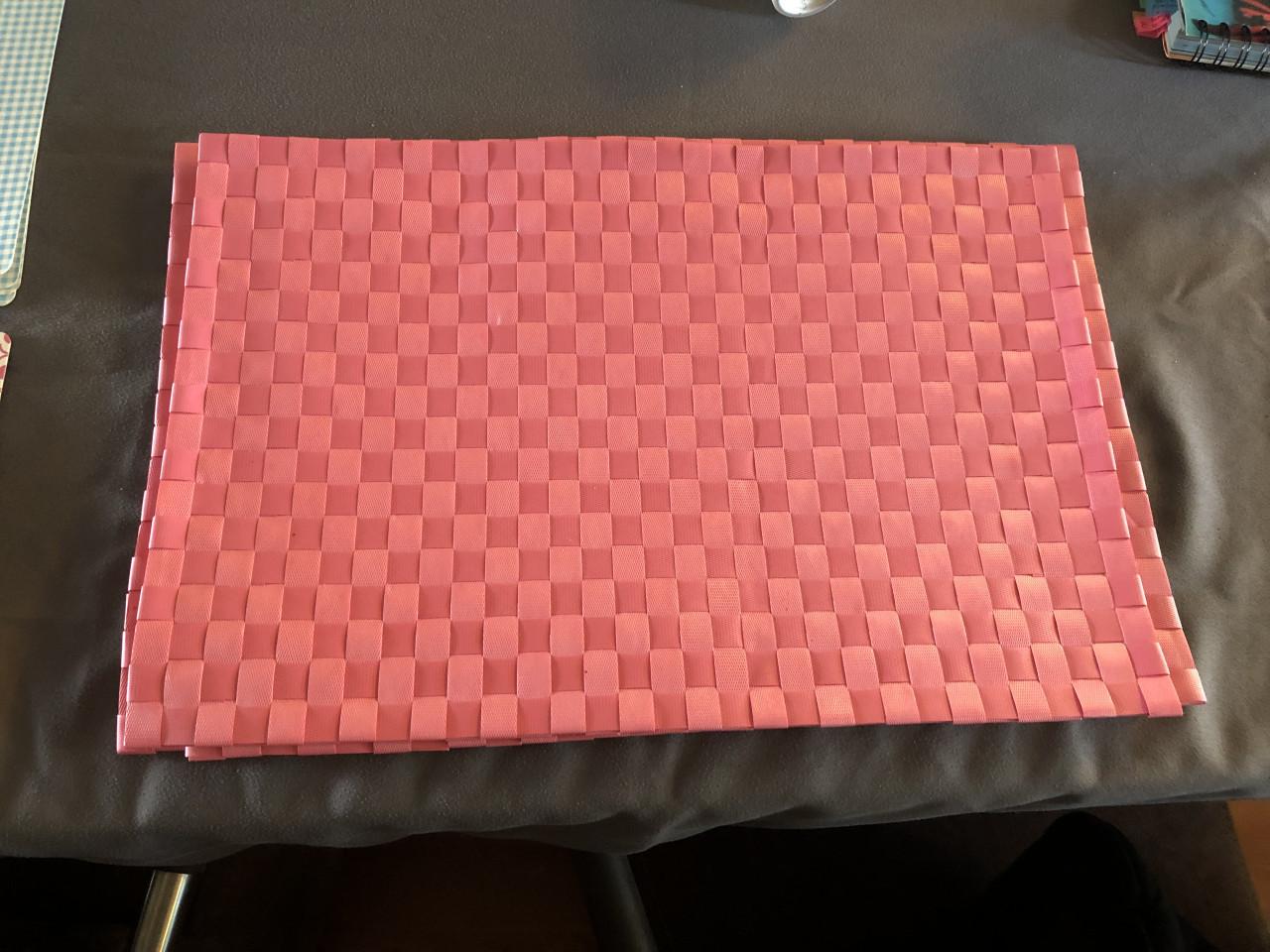 8 placemats (4 geel, 4 roze)