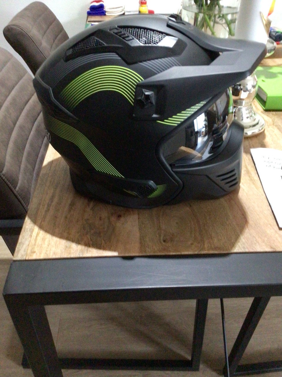 TE KOOP, STREETFIGHTER MAT ZWARTE BROMFIETSHELM MET SPIEGELVIZIER.