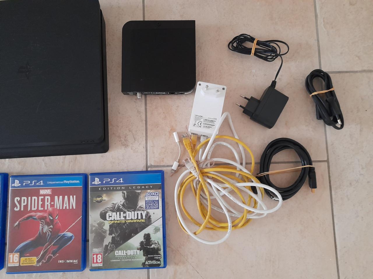 Playstation 4 met 2 controllers + 3 spellen (in goede staat)