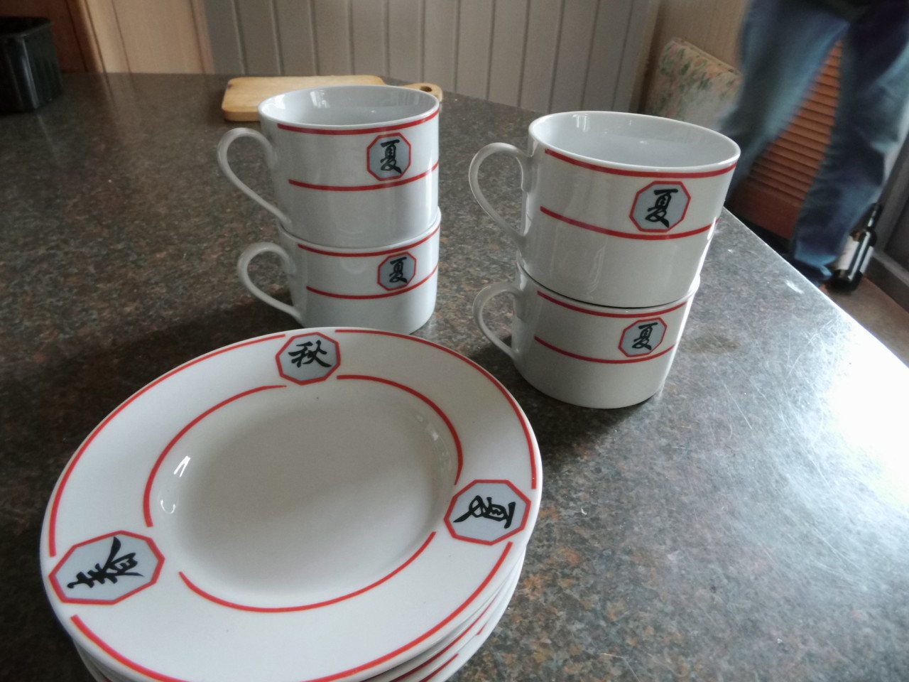 4 Kop en schotels .