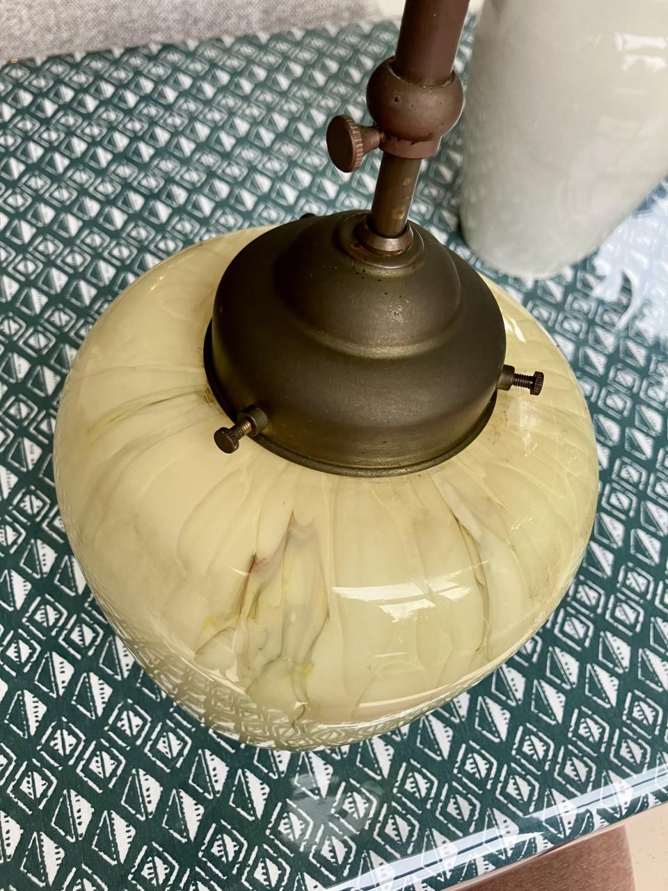 Art deco pendellamp met gemarmerde glazen kap, ca. 1920-1940