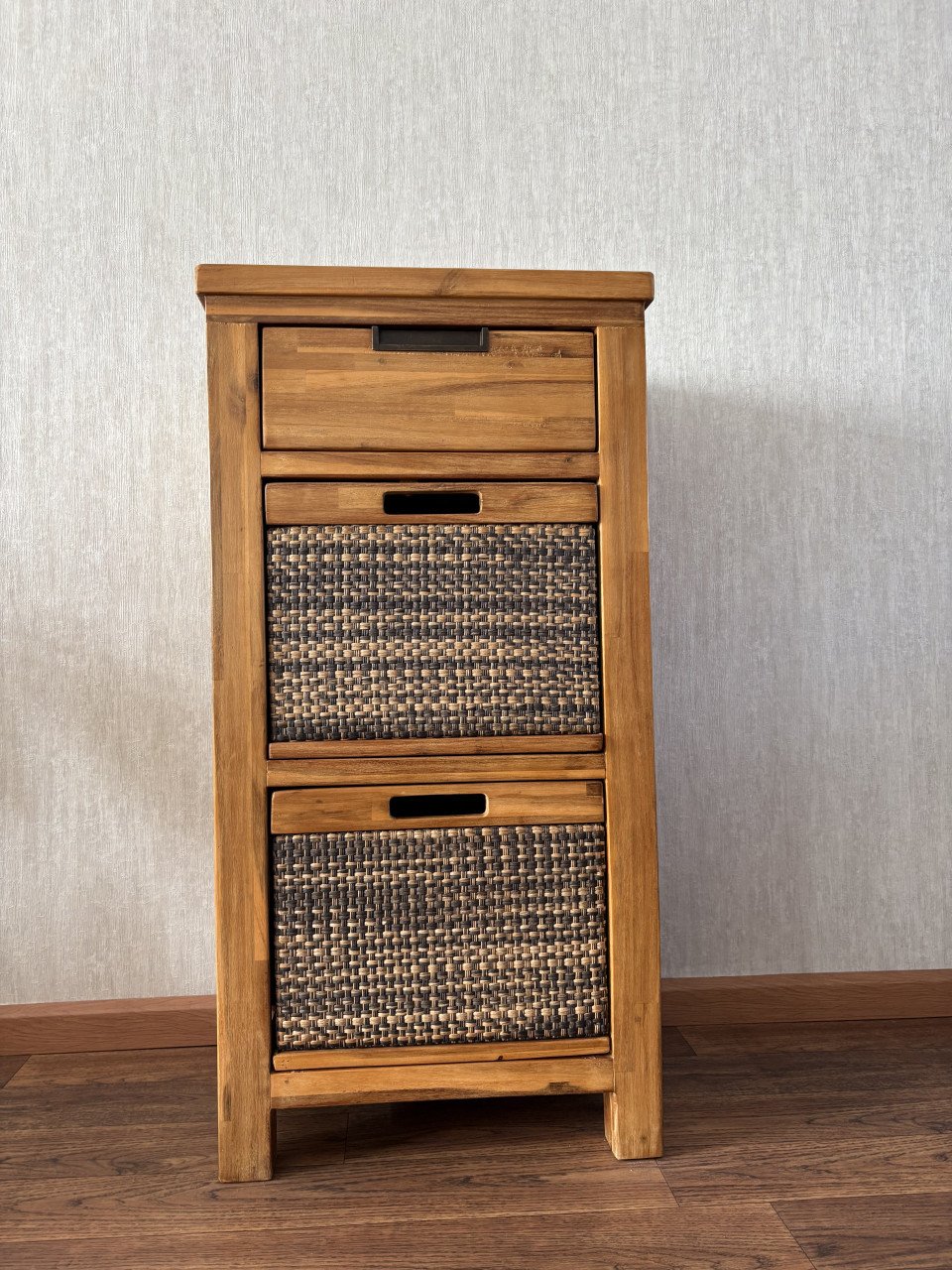 Dressoir, kleine kast, eettafel en salontafel
