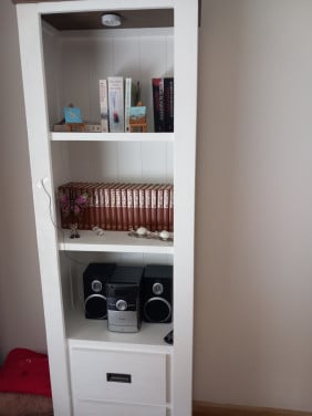 Mooie witte boekenkast