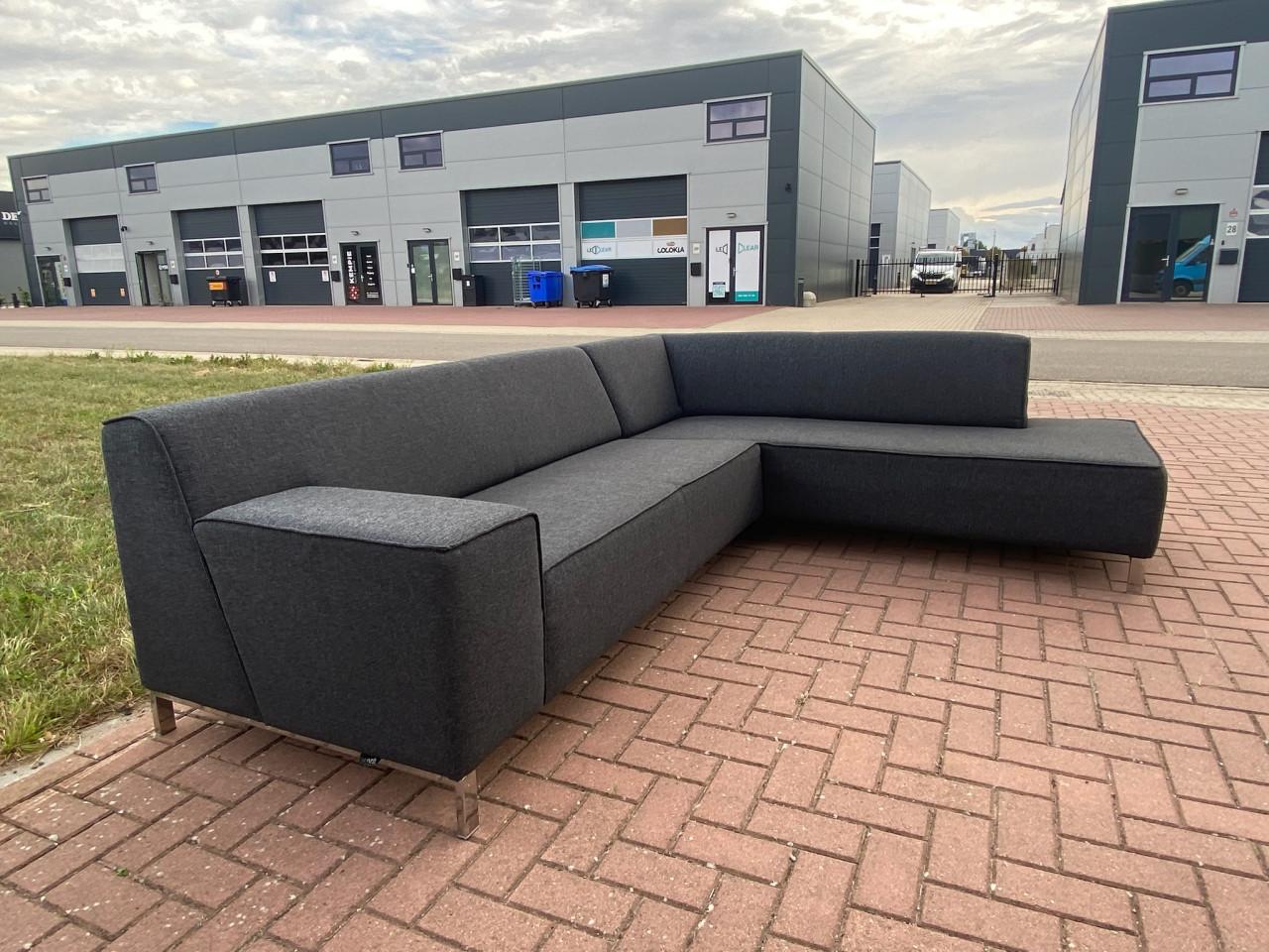 GRATIS LEVERING HEEL BENELUX + DACH Montel Donkergrijs Stoffen Hoekbank