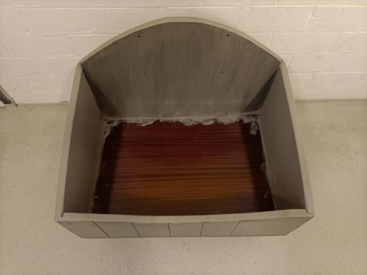 Houten hondenmand (grijs geschilderd)