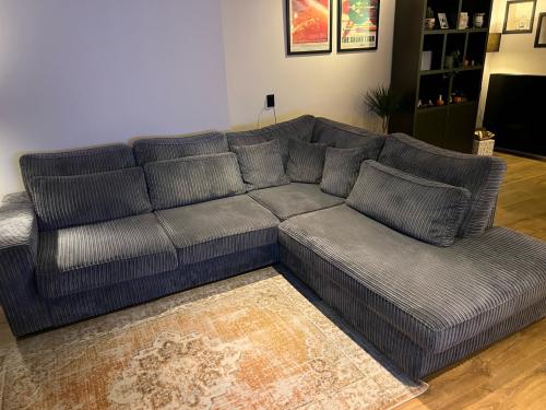 Ribstof hoekbank met diepe zit