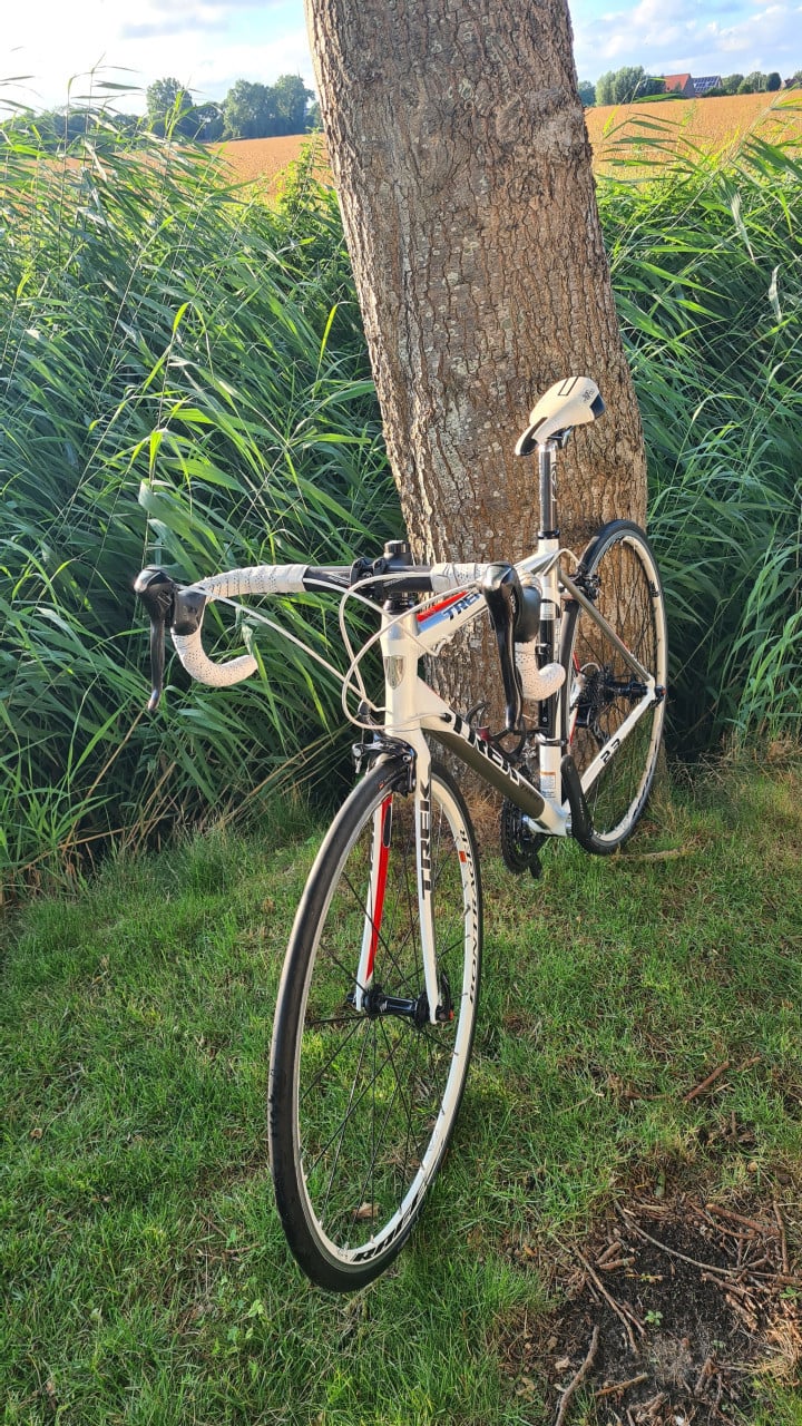 Trek 2.3 racefiets wit met rode details