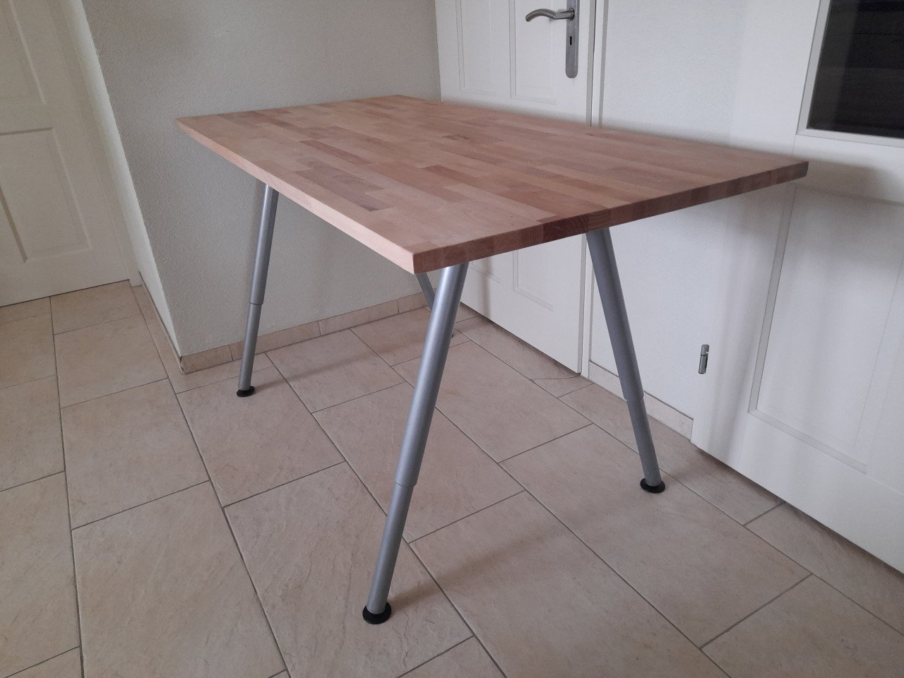 Prachtig zit/sta bureau (in hoogte verstelbaar) 155 x 75 ( in goede staat)
