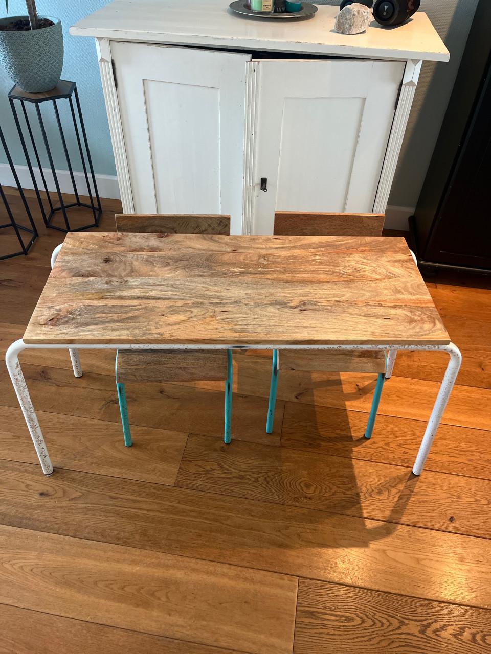 Tafeltje voor kind met 2 stoelen