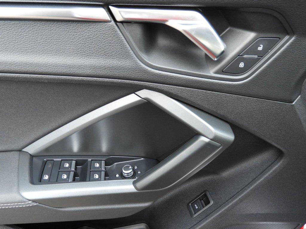 Audi Q3 35 tfsi s-line black optic nap trekhaak