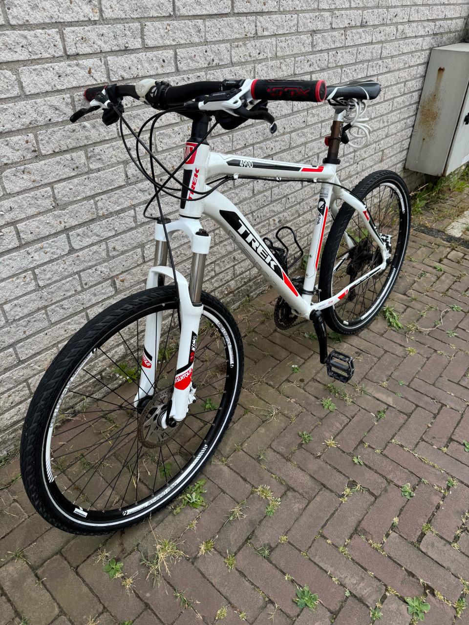 Trek 4900