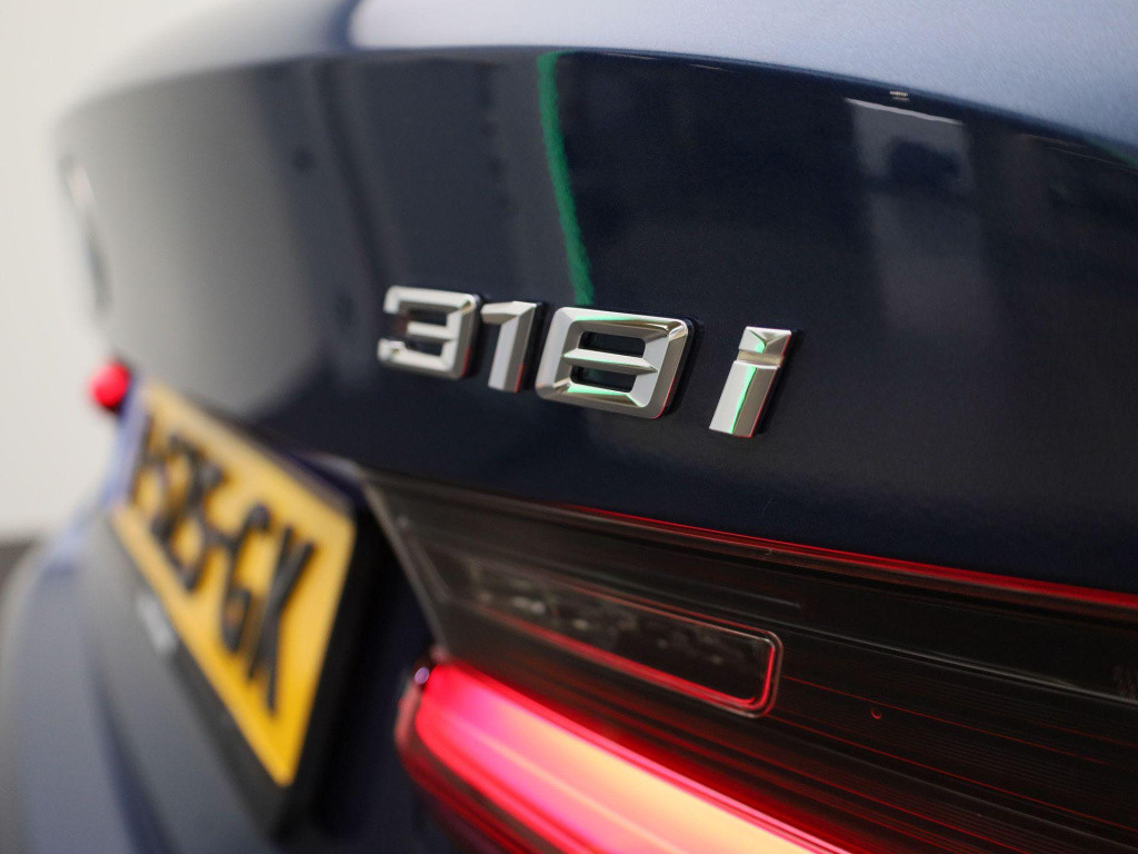BMW 3-serie 318i business edition | automaat | lmv | half leder | virtual c