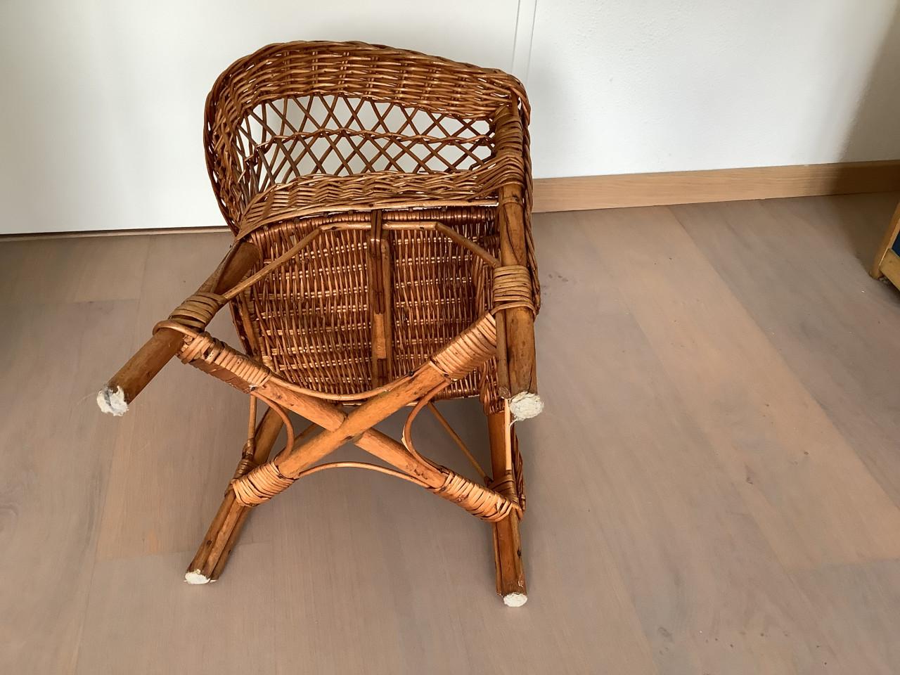 Rotan kinderstoeltje met kussentje