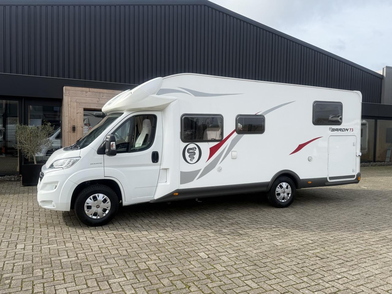 Elnagh Baron 73 ( 2x lengtebedden,heftbed,garage,zeer netjes )