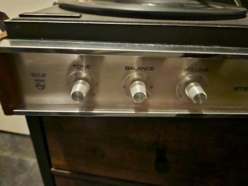 Jaren 60 draagbare Philips 447 Platenspeler met Speakers