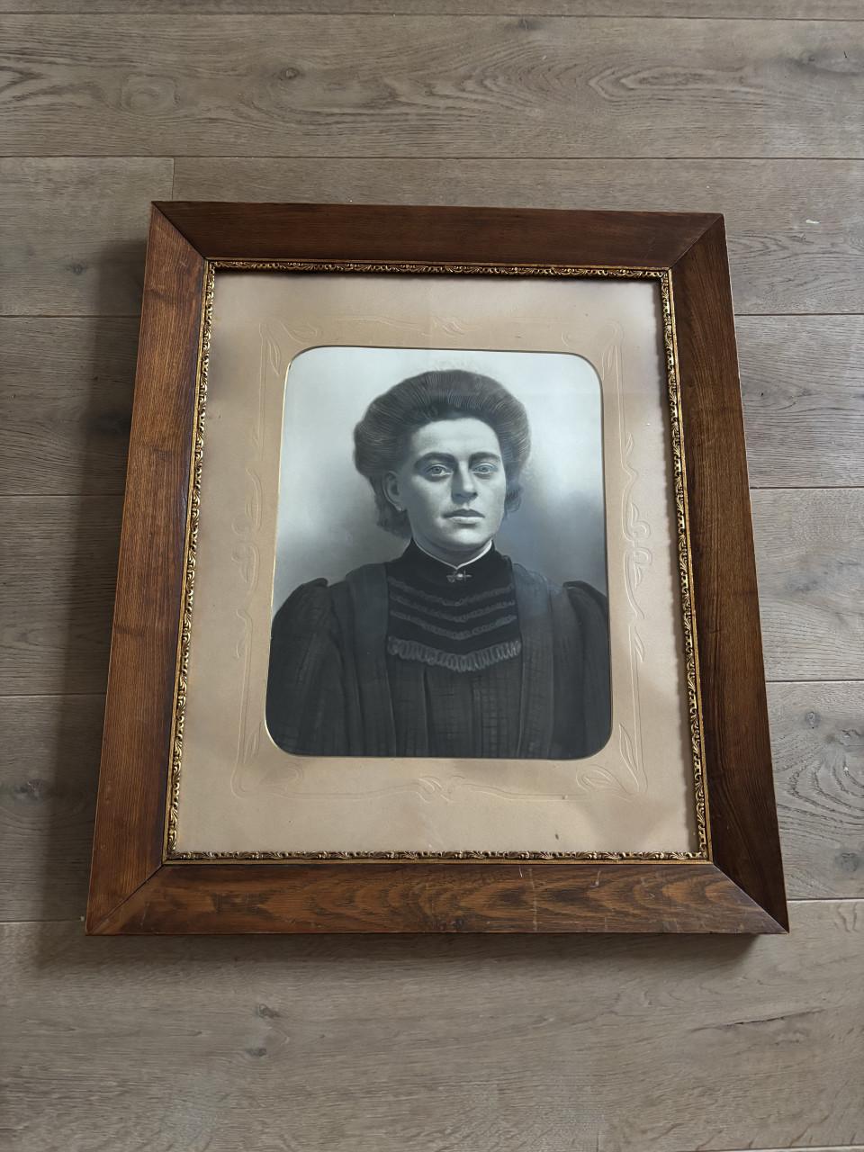 Antiek Levensgroot Damesportret – Originele lijst – Rotterdam 1953